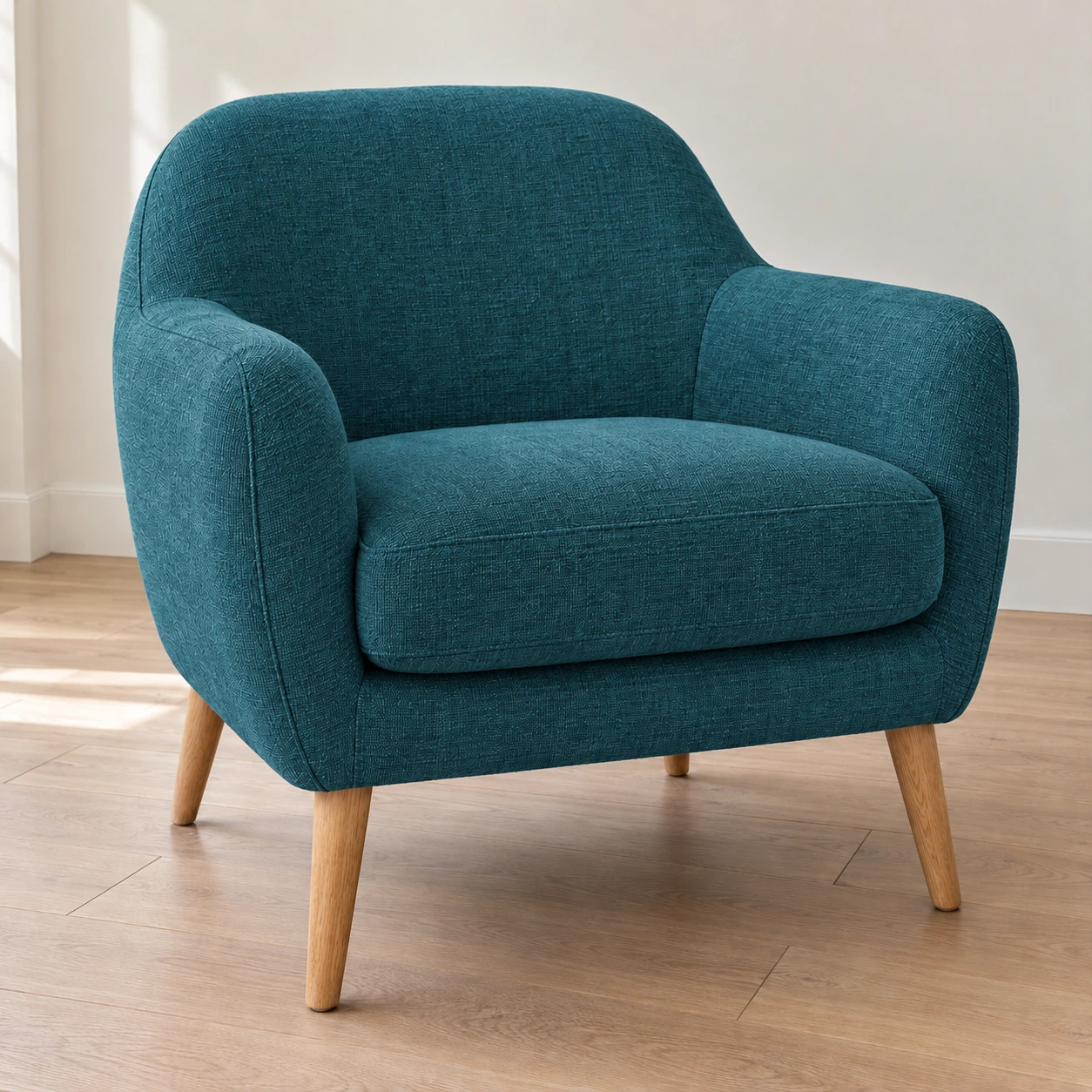 Même fauteuil recoloré en bleu pétrole, avec sa forme, ses coutures et ses pieds conservés.